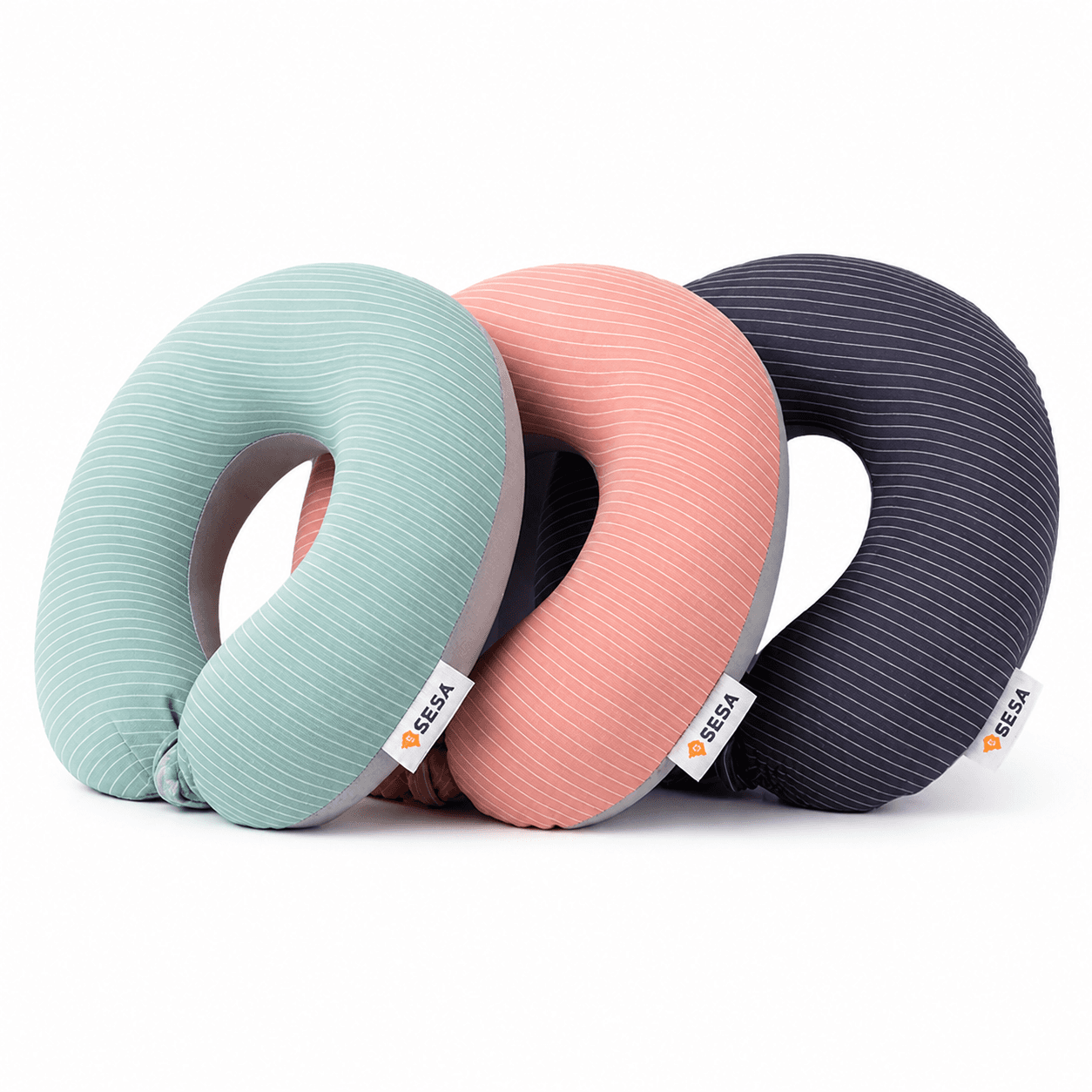 Comfortable neck pillow with a practical design and storage case, ideal for travel.