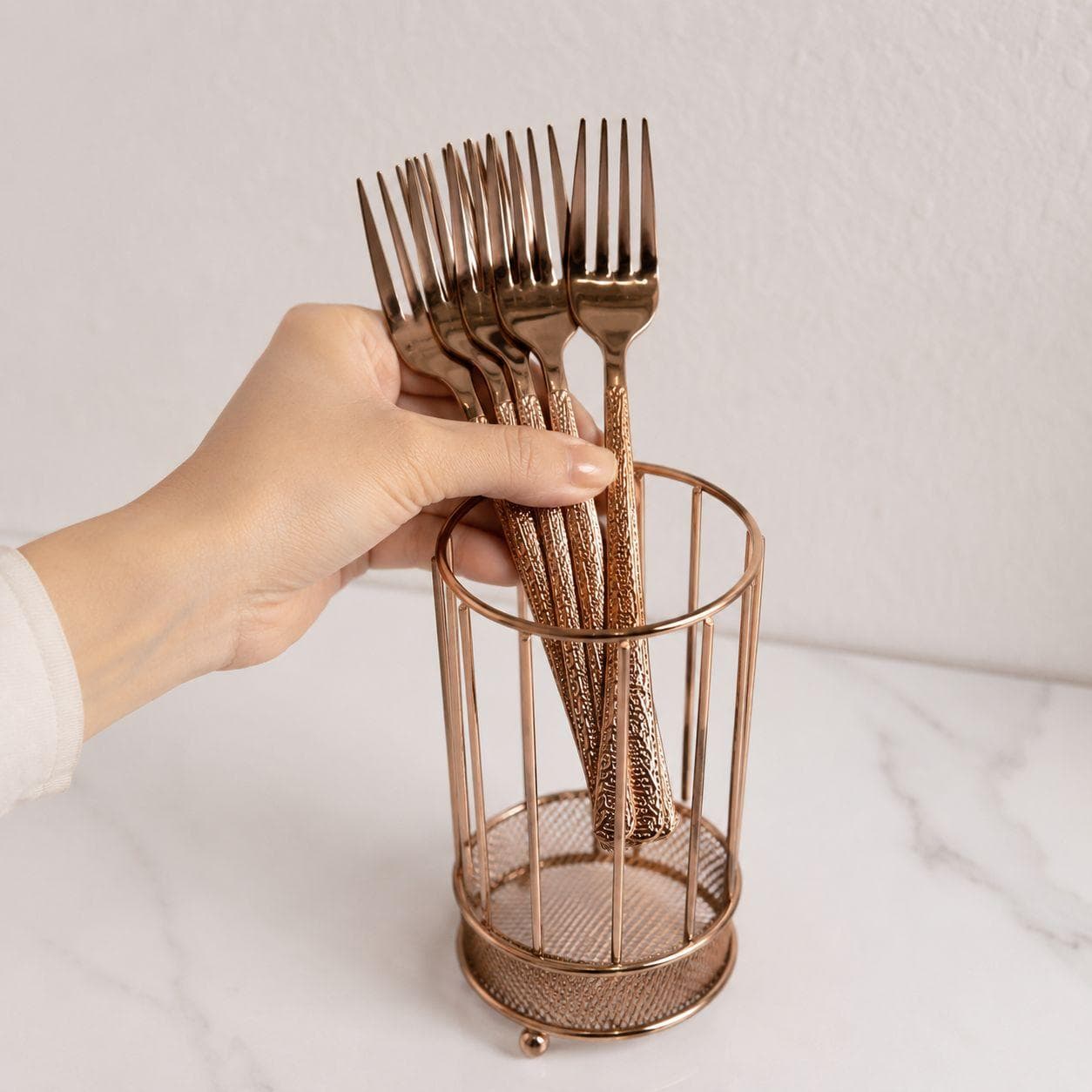 6-piece rose gold dessert fork set with an elegant design, perfect for serving sweets.