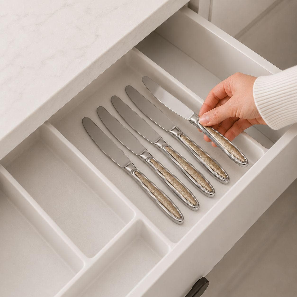 6 gold dining knives with a patterned handle, suitable for cutting and serving food. 4