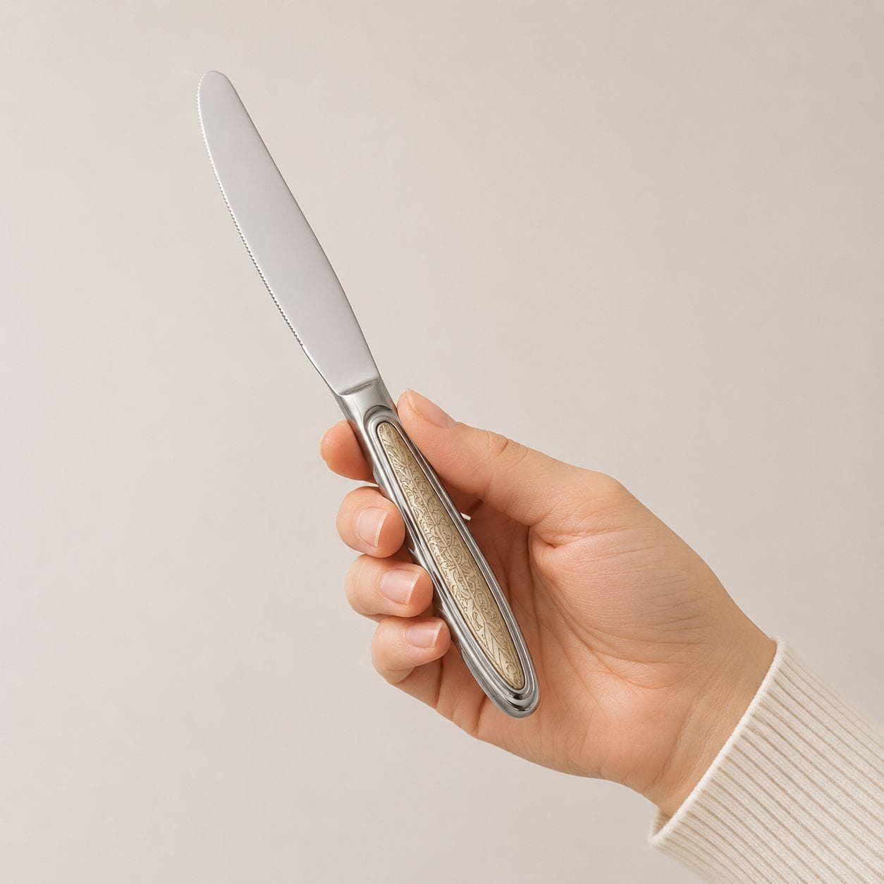 6 gold dining knives with a patterned handle, suitable for cutting and serving food. 5