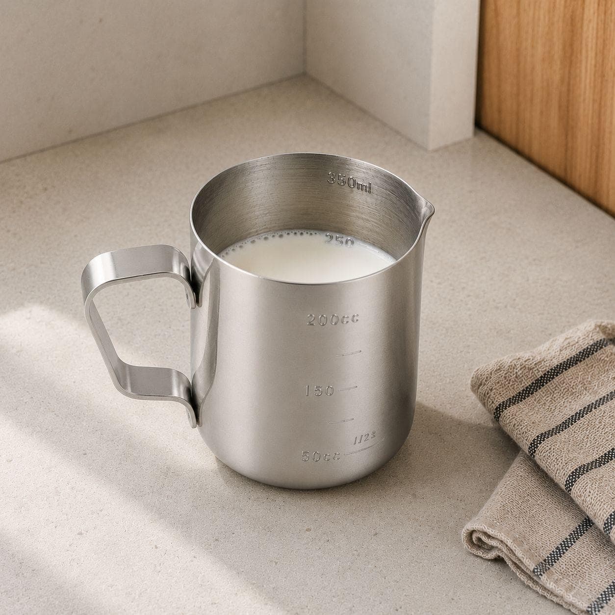 350ml stainless steel milk frothing cup, ideal for easy latte art.