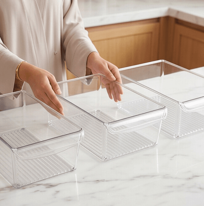 Transparent organizer with lid, ideal for storing and organizing food in the fridge.